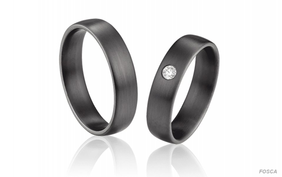twee zwarte trouwringen met diamanten aan de zijkanten