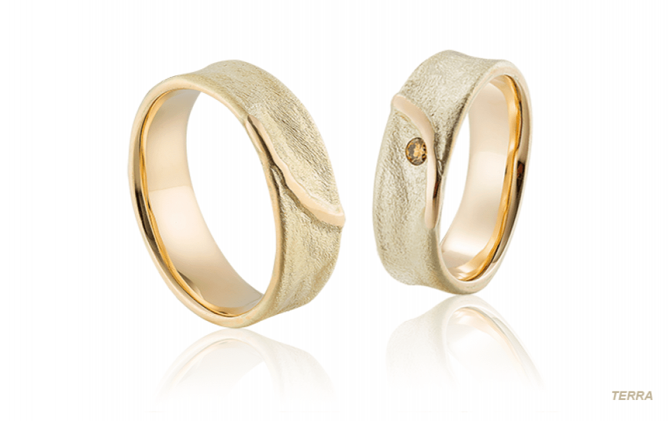 twee trouwringen met gouden plating en een diamant