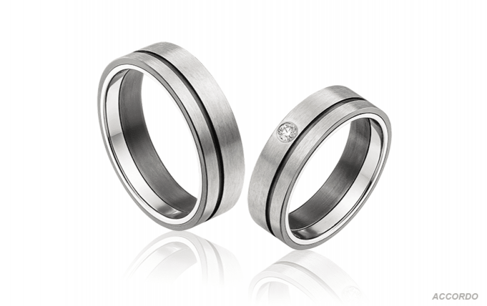 twee trouwringen met een diamant in het midden