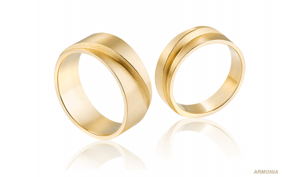 twee trouwringen met een gebogen ontwerp
