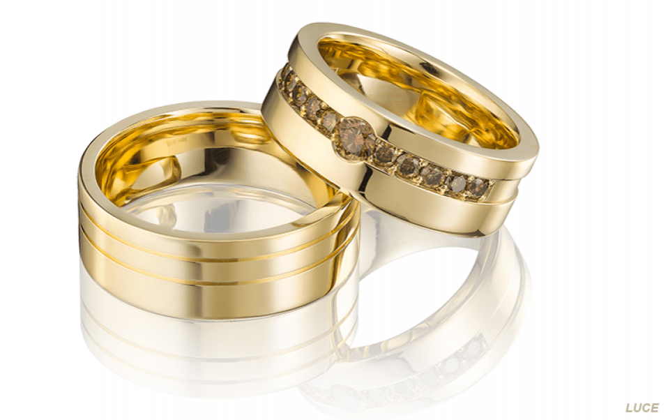 twee trouwringen met bruine diamanten in goud