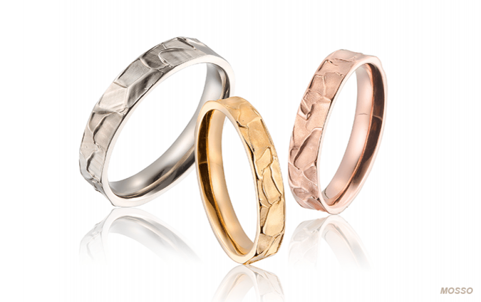 drie verschillend gekleurde gouden en zilveren ringen