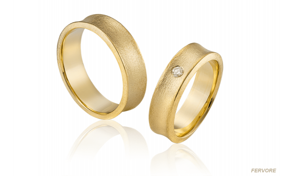 twee trouwringen in geelgoud met diamanten
