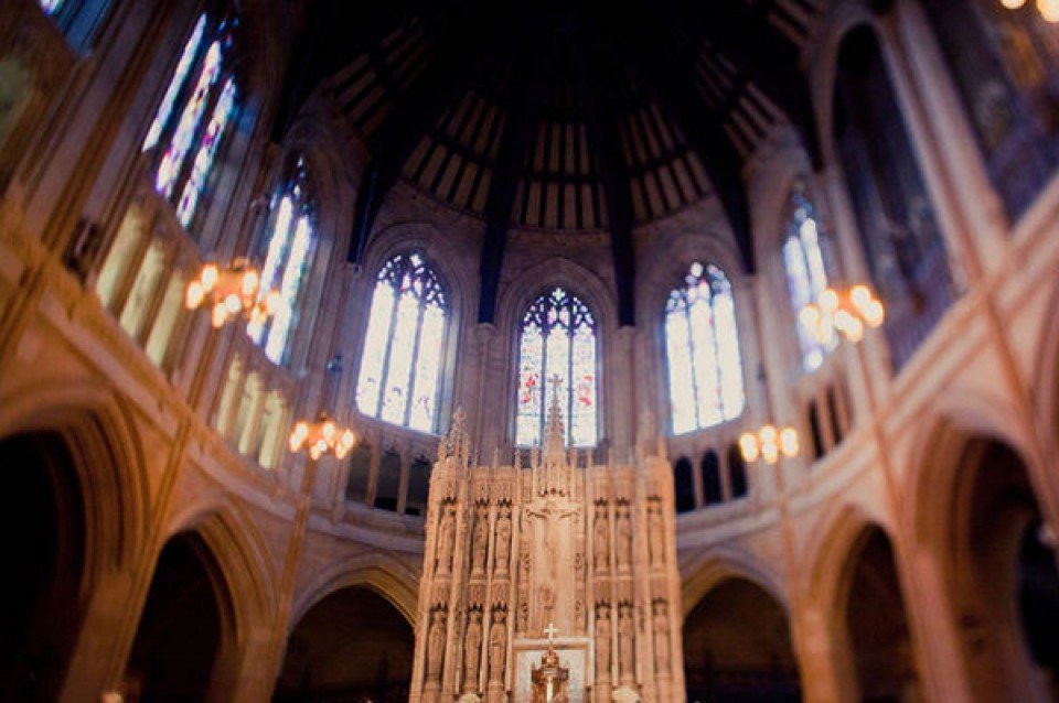 een bruiloftsceremonie in een kathedraal met een groot altaar