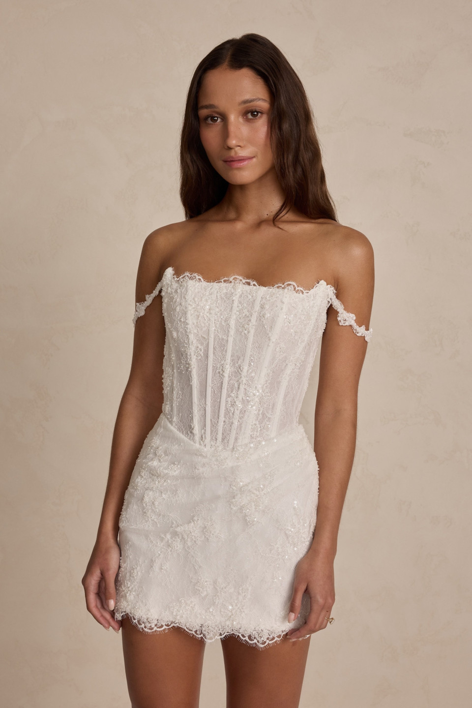 een vrouw in een witte korset jurk die poseert voor een foto