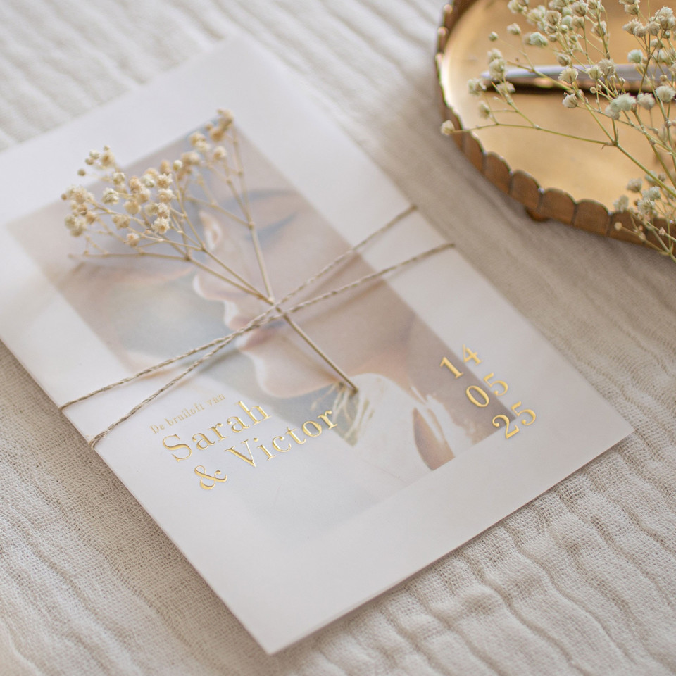 huwelijksuitnodiging met gouden folie
