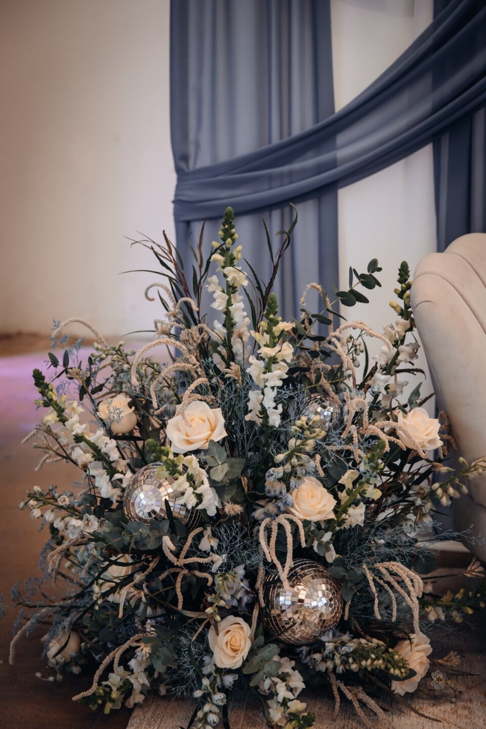 Blauw en wit gekleurde bloemstukken gevuld met discoballen