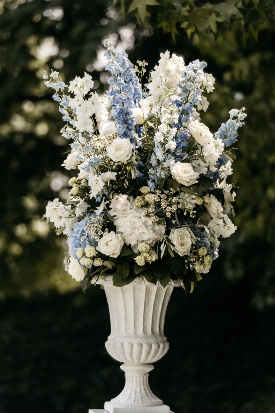Cleane ceremonie aankleding met blauw en witte bloemen