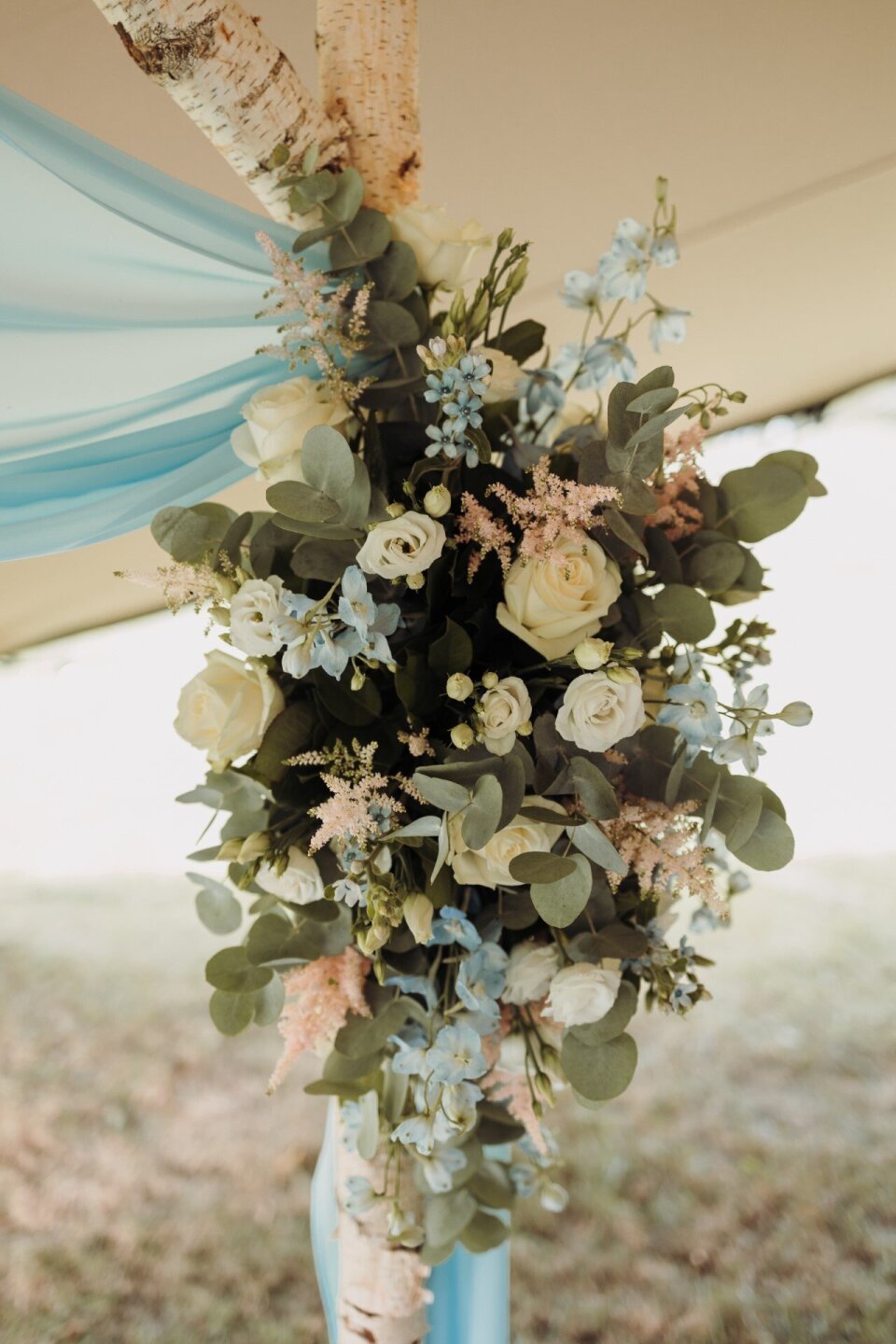Bloemendecoratie voor de backdrop
