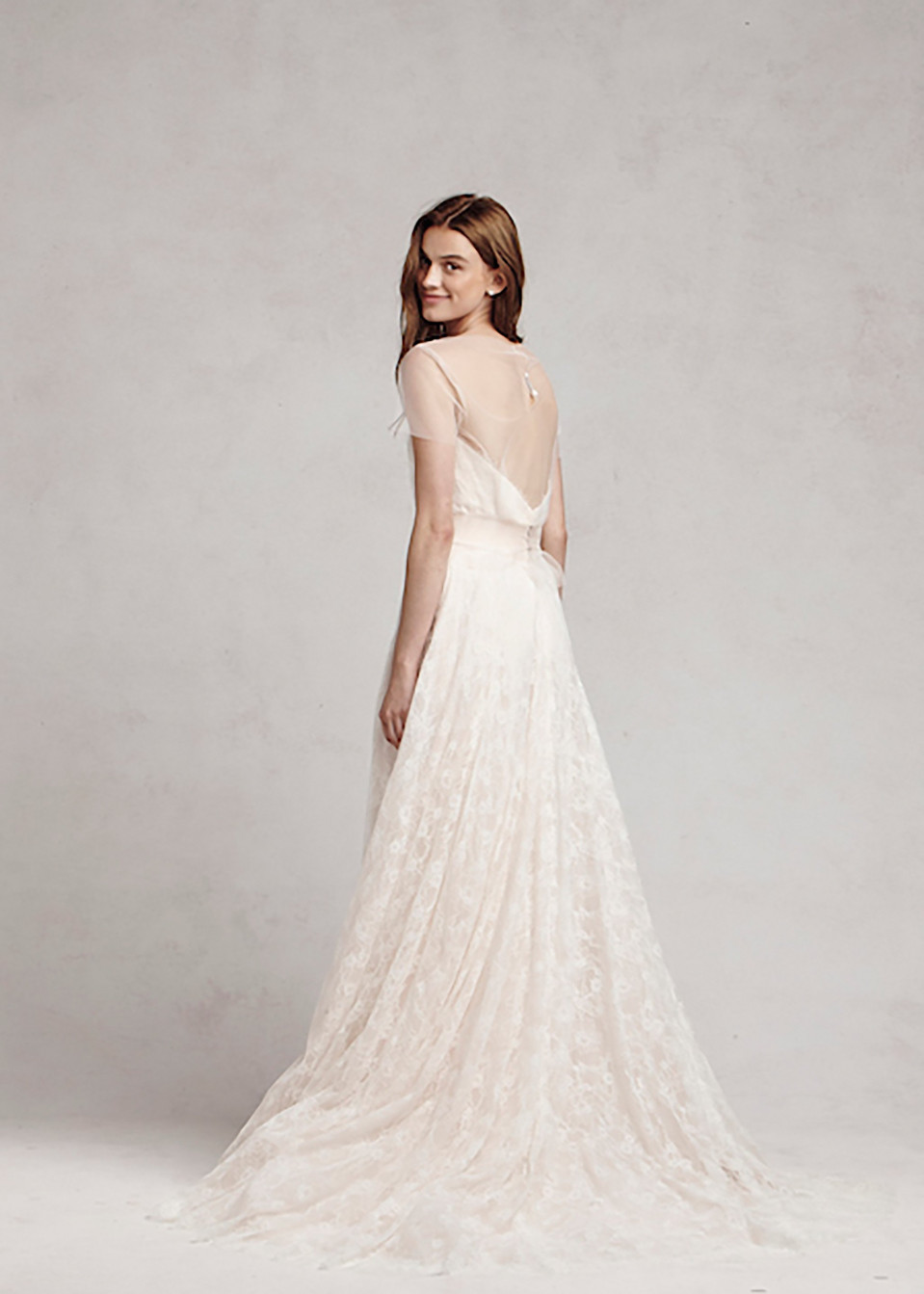 de achterkant van een vrouw die een trouwjurk draagt