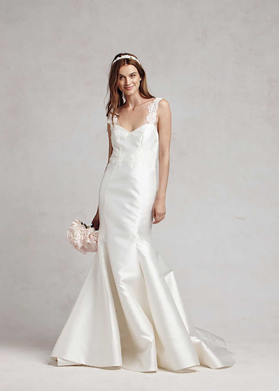 de trouwjurk is gemaakt van satijn en heeft een diepe v-halslijn