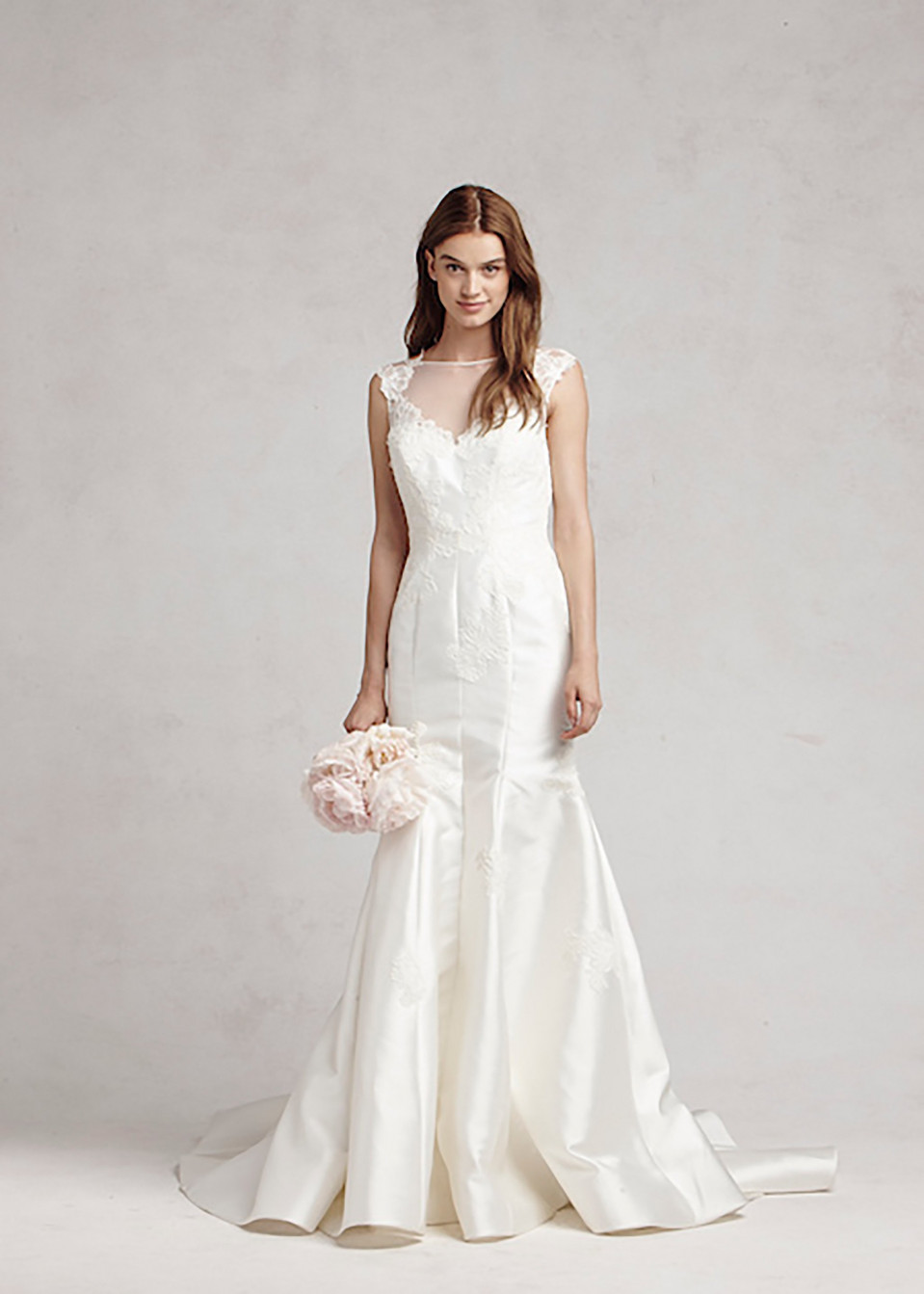 de trouwjurk is gemaakt van satijn en heeft een transparante halslijn