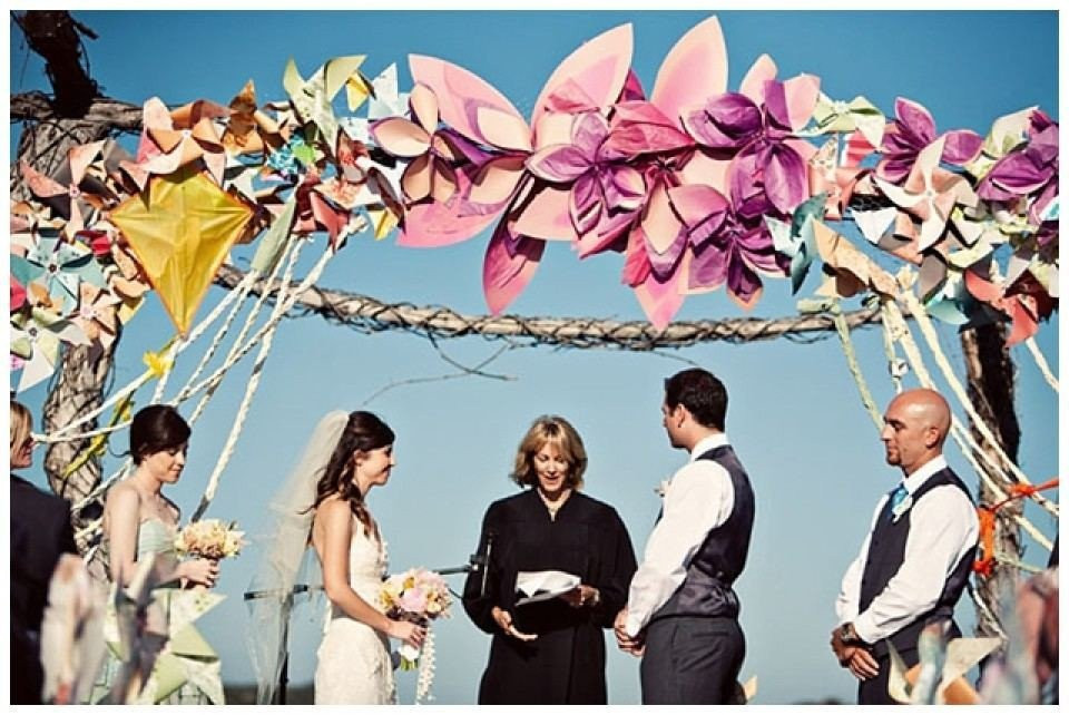een trouwceremonie met papieren bloemen