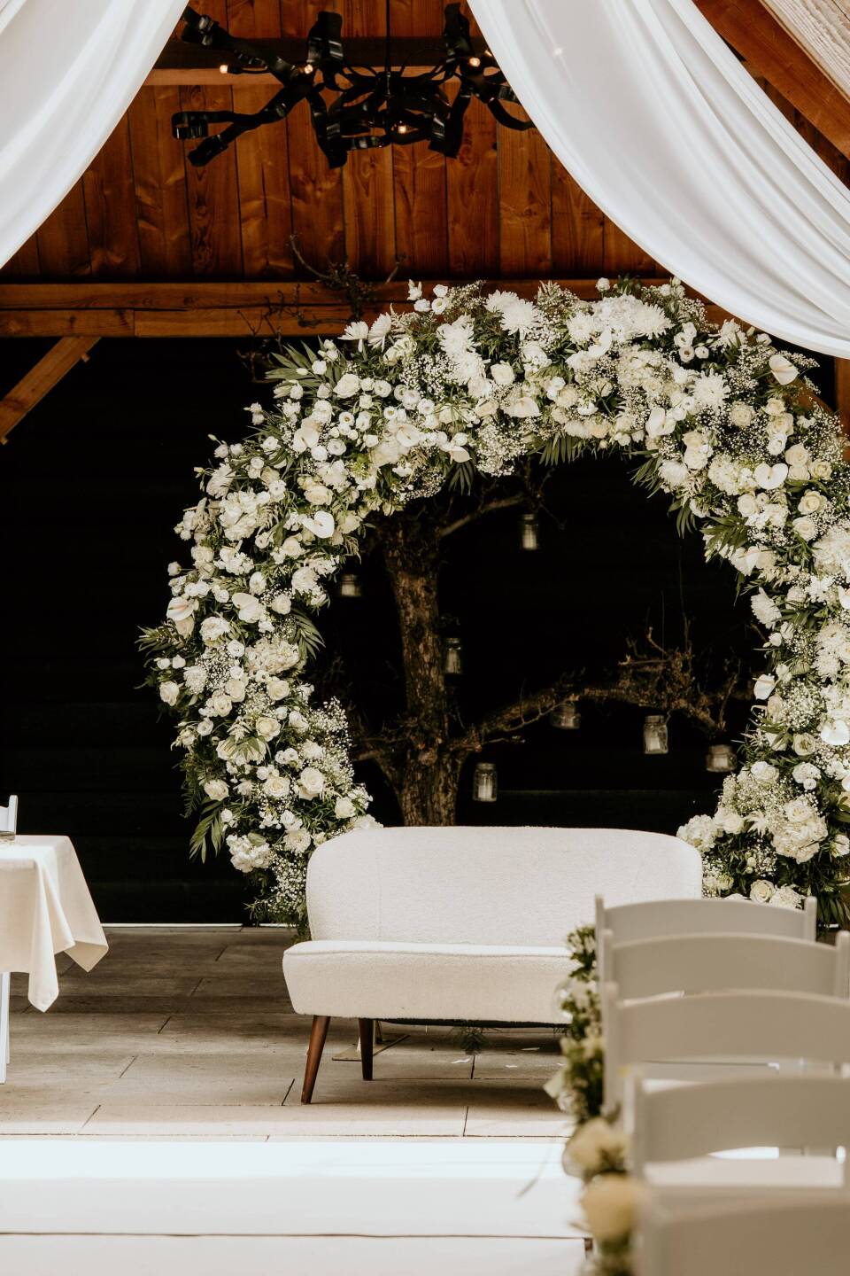 de binnenkant van een huwelijksceremonie met witte bloemen