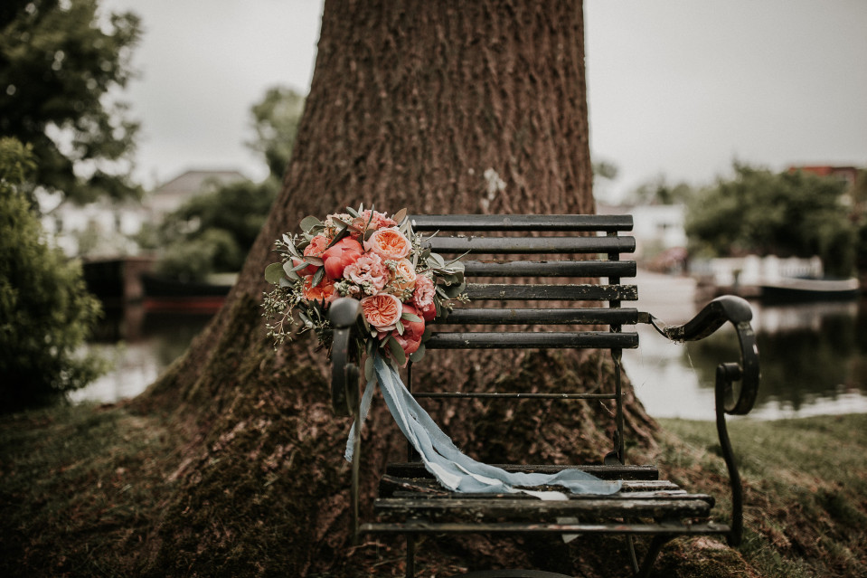 trouwboeket op bank bij boom