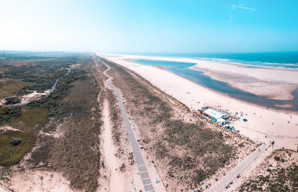 een luchtfoto van een strand en zandduinen