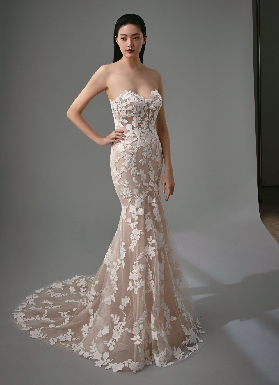 de strapless, kantbedekte trouwjapon is een prachtig, elegant ontwerp