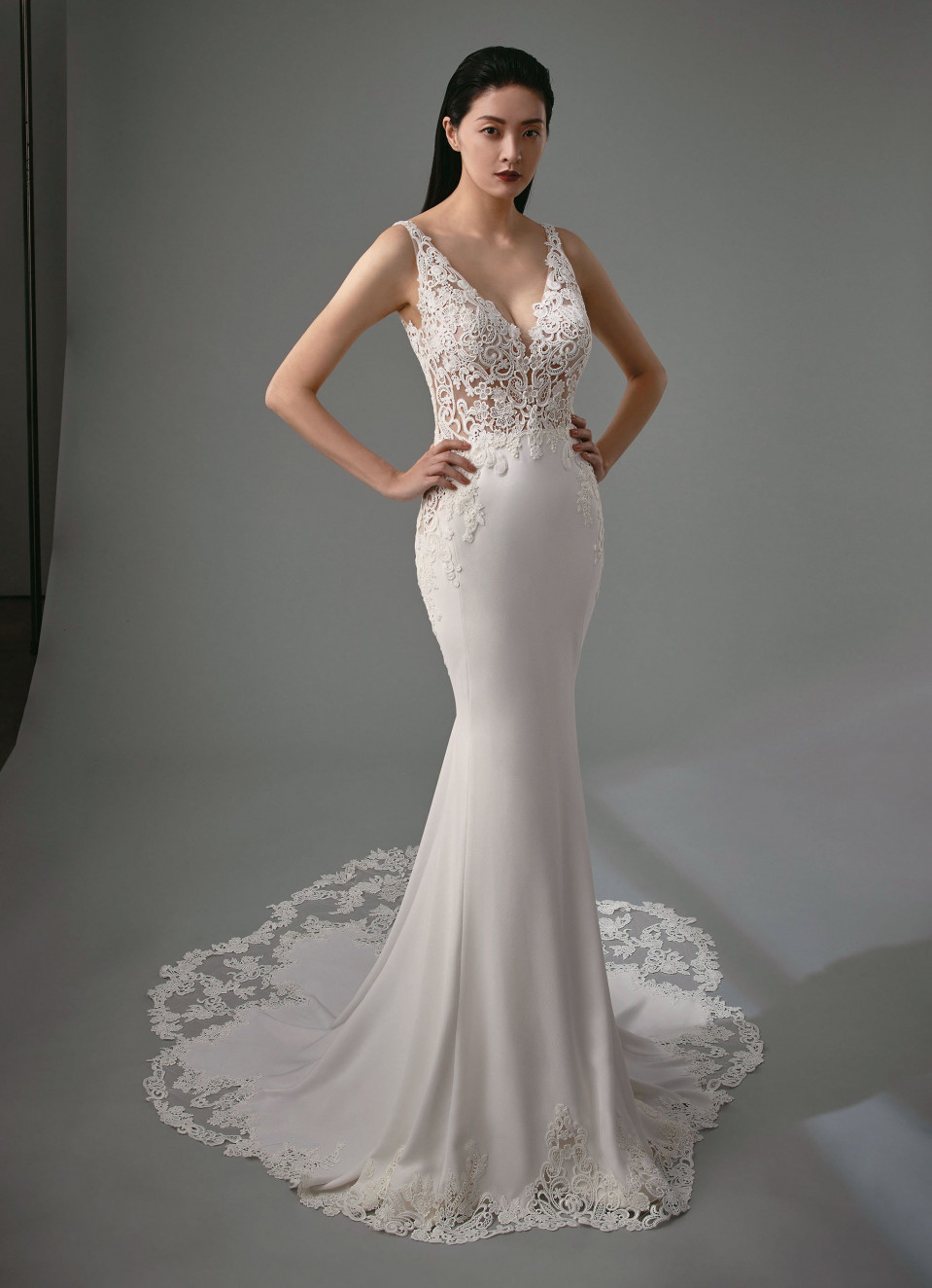 de trouwjurk is een witte japon met een open rug en kant