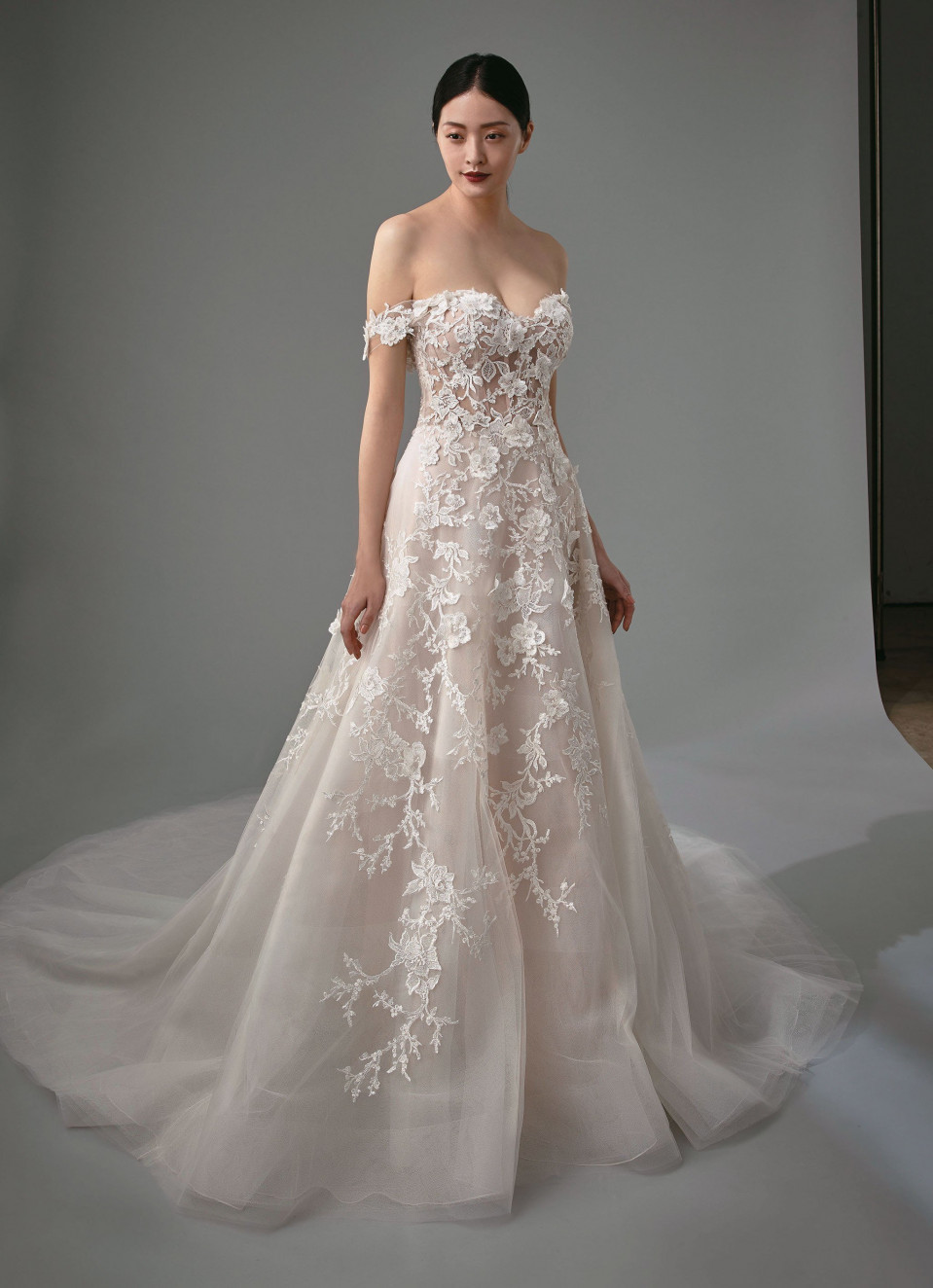 de trouwjurk is gemaakt van tule en kant