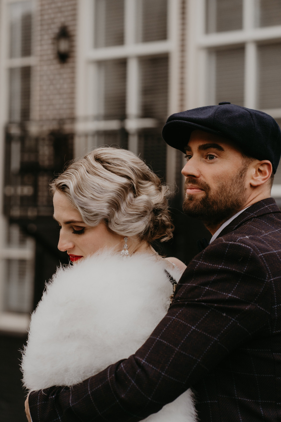 een man en vrouw in een bontjas en hoed