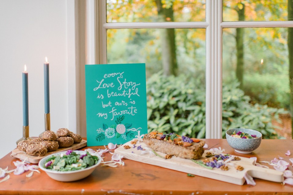 bruiloft voedingstafel met een bord en kaarsen
