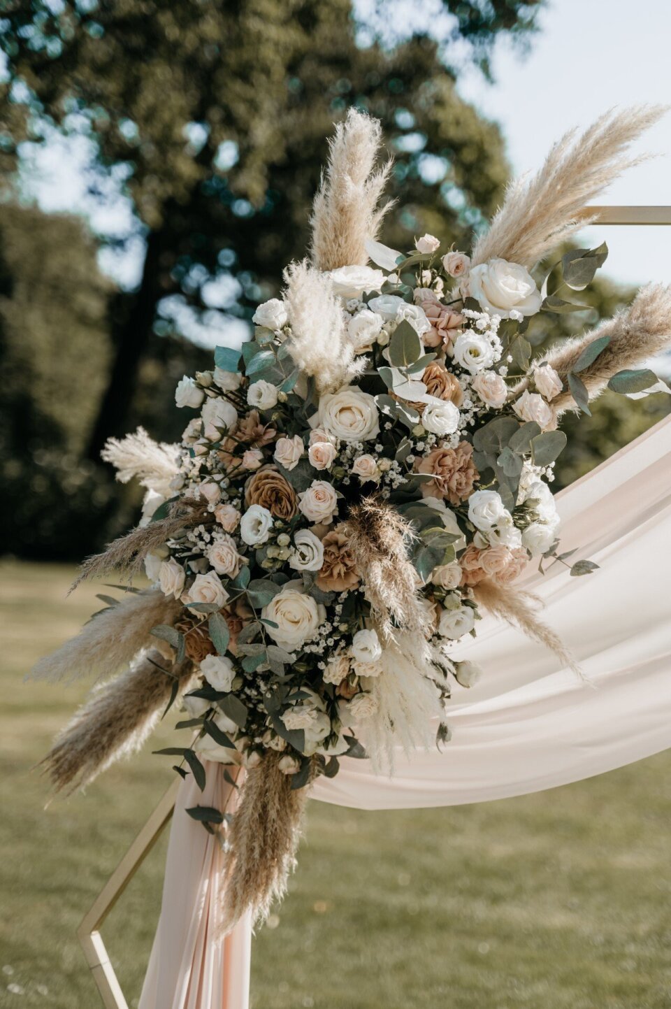 Minimalistische boho bloemstukken voor de ceremonie