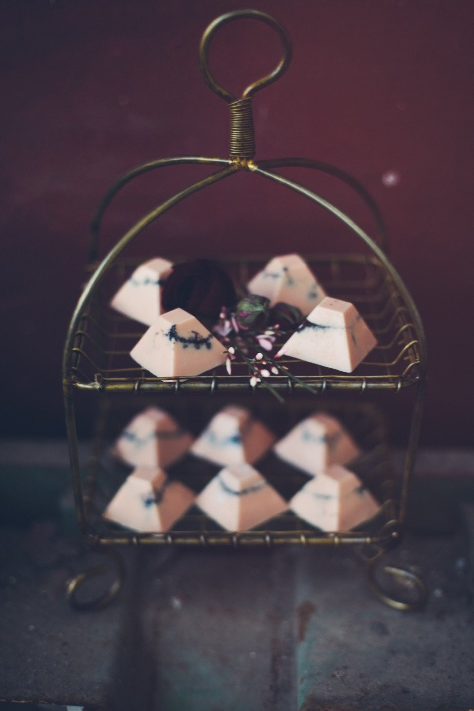 een metalen kooi met verschillende kleine taartjes