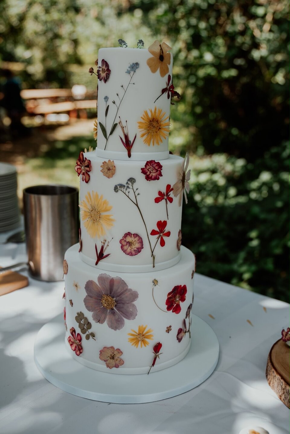 Botanische bruidstaart met gedroogde bloemen