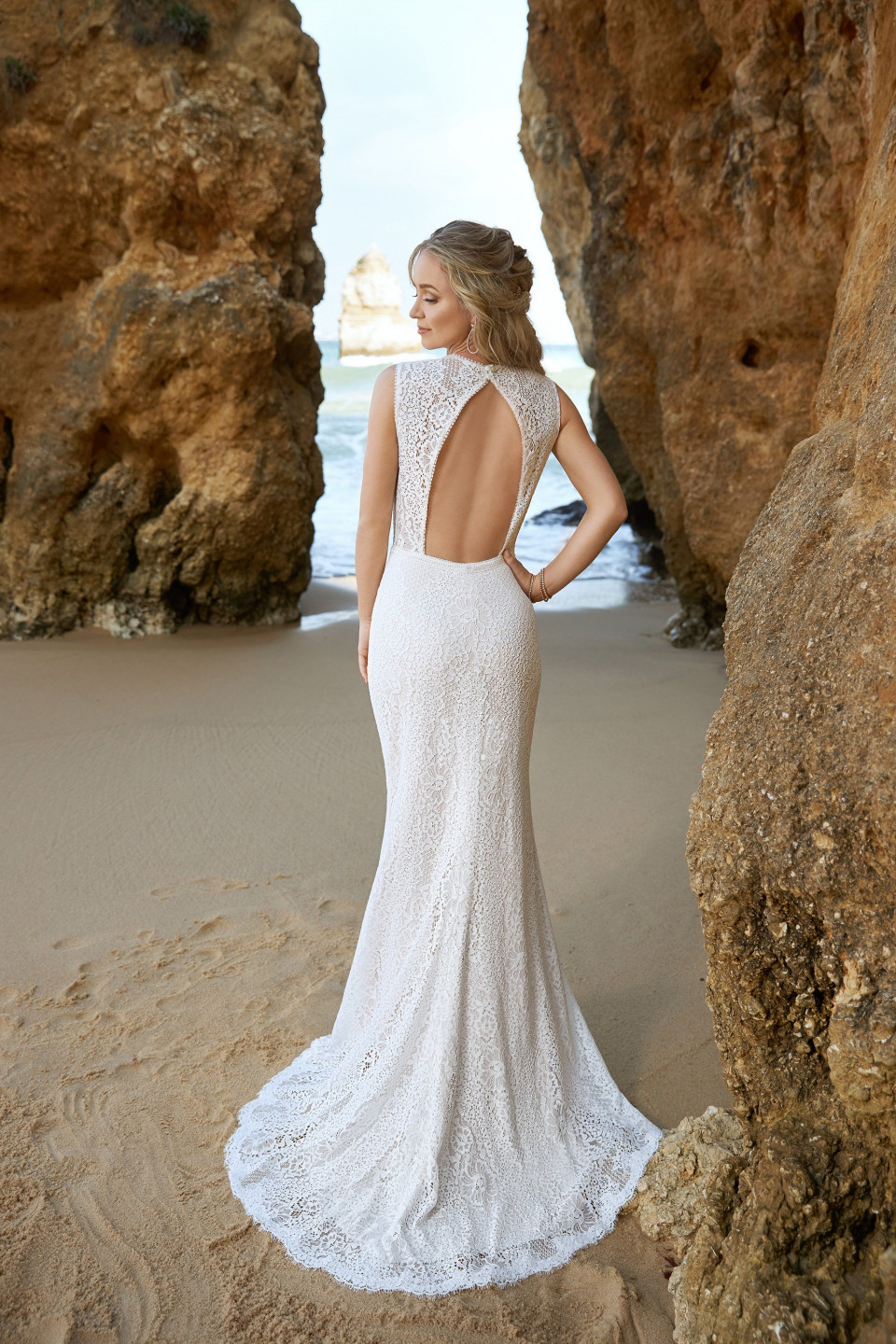 de rugloze trouwjurk is een klassieke keuze voor een strandbruiloft