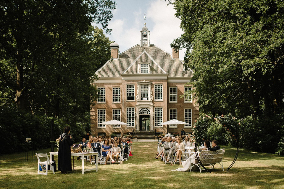 trouwceremonie in het huis van de bruid
