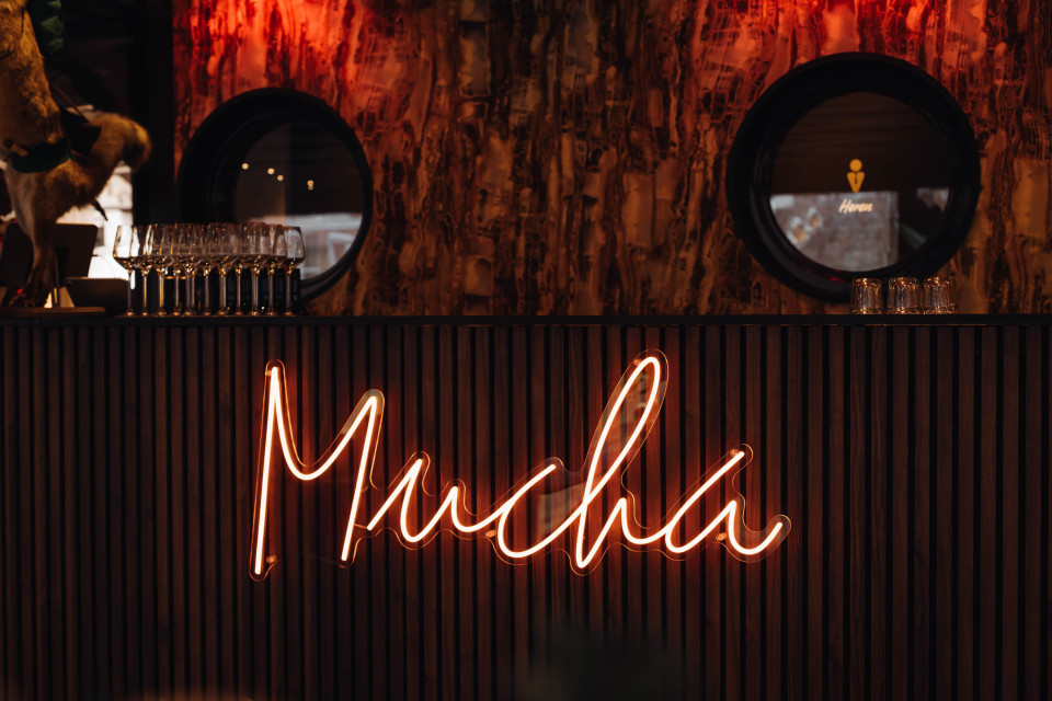 een neonbord met de tekst mocha voor een bar