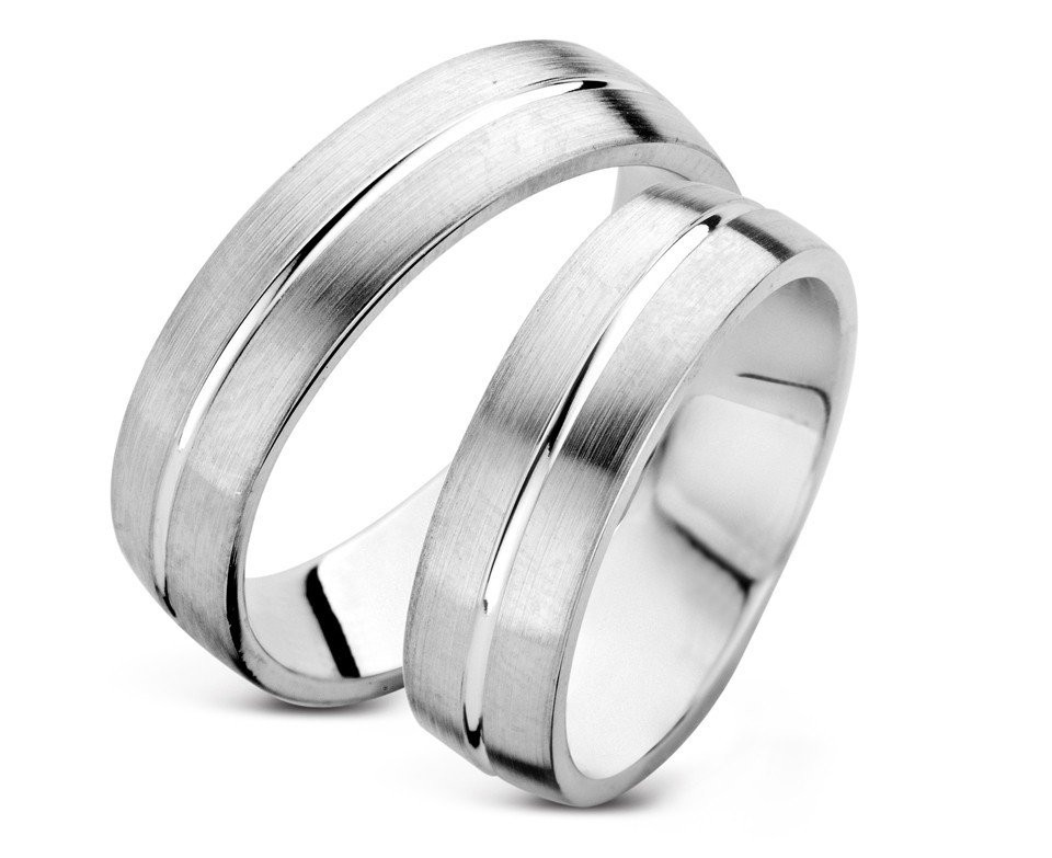 twee trouwringen in witgoud met een geborstelde afwerking