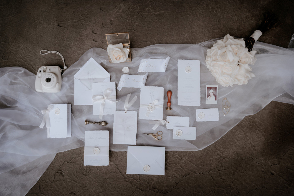 Minimalistische Papeterie in Weiß und Beige