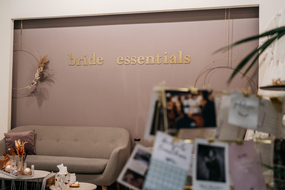 Trouwjurk passen bij bride essentials
