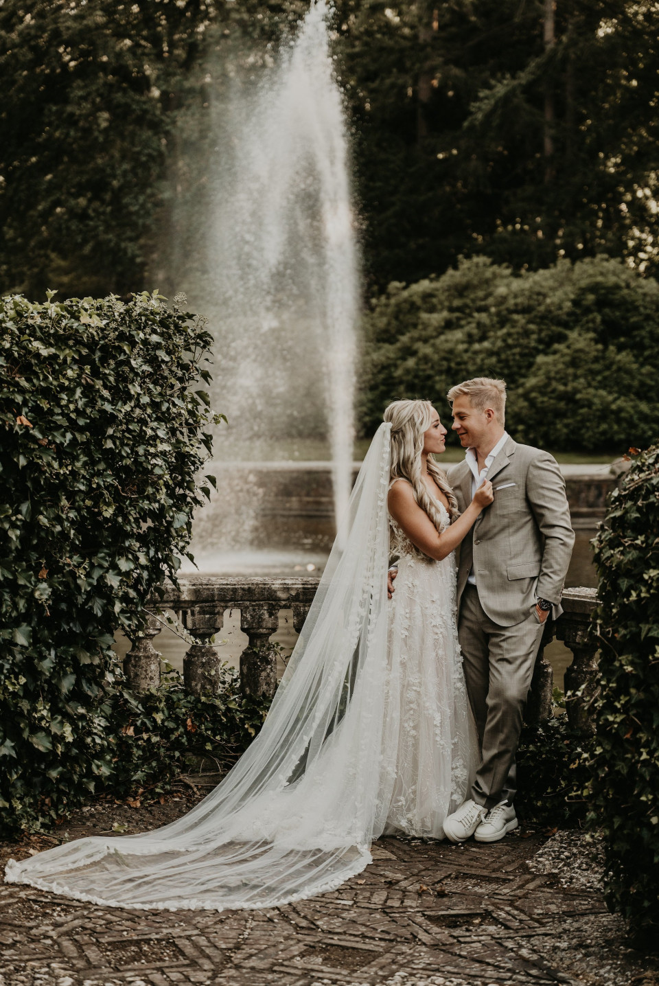 bruid en bruidegom voor fontein in de botanische tuinen
