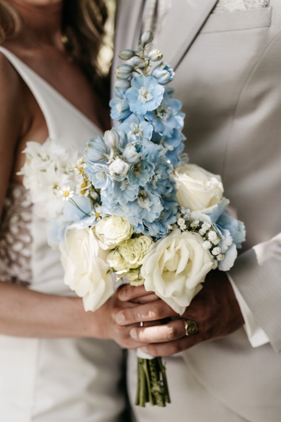 Fris en romantisch boeket met zachte blauw- en wittinten