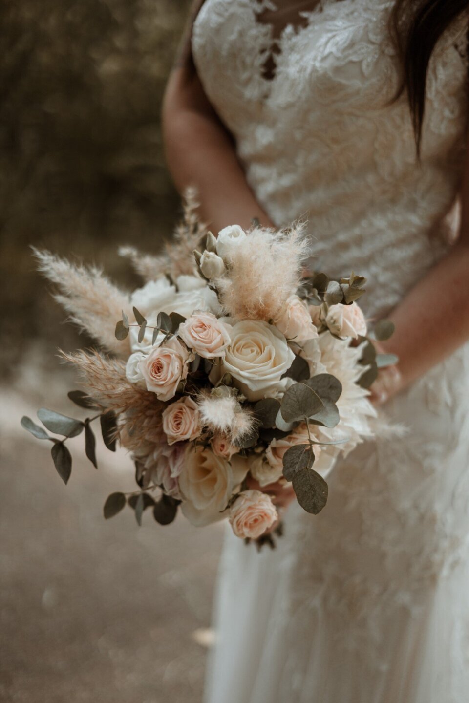 Zacht boho boeket met warme nude tinten en luchtige droogbloemen