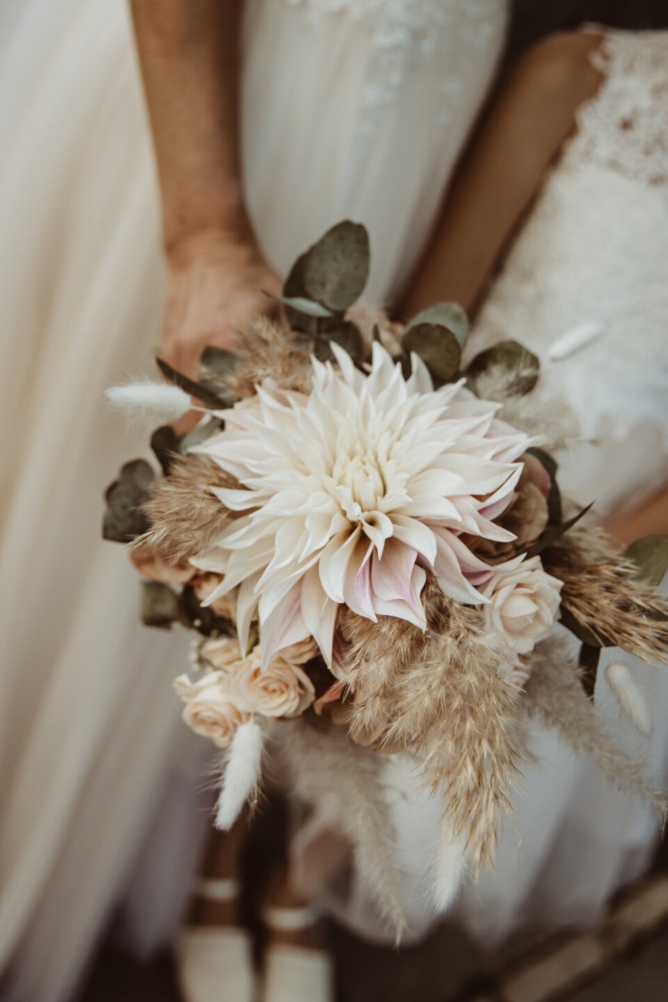 Statement boeket met een grote eyecatcher bloem en zachte boho details