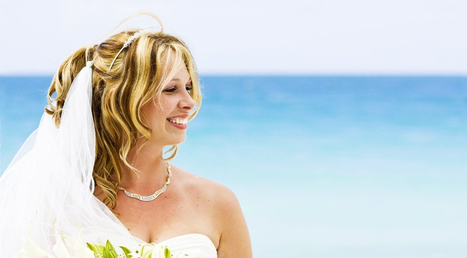 een bruid en bruidegom op het strand