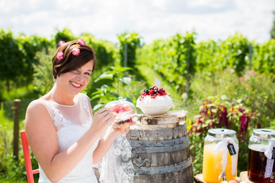 een bruid die een taart vasthoudt voor een vat