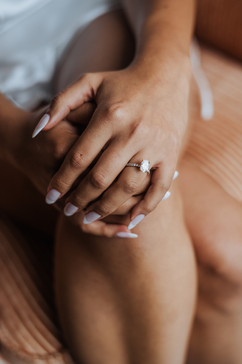 een close-up van een hand van een vrouw met een ring eraan