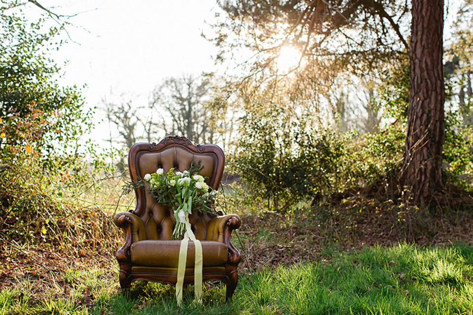 een stoel met bloemen erop in het gras