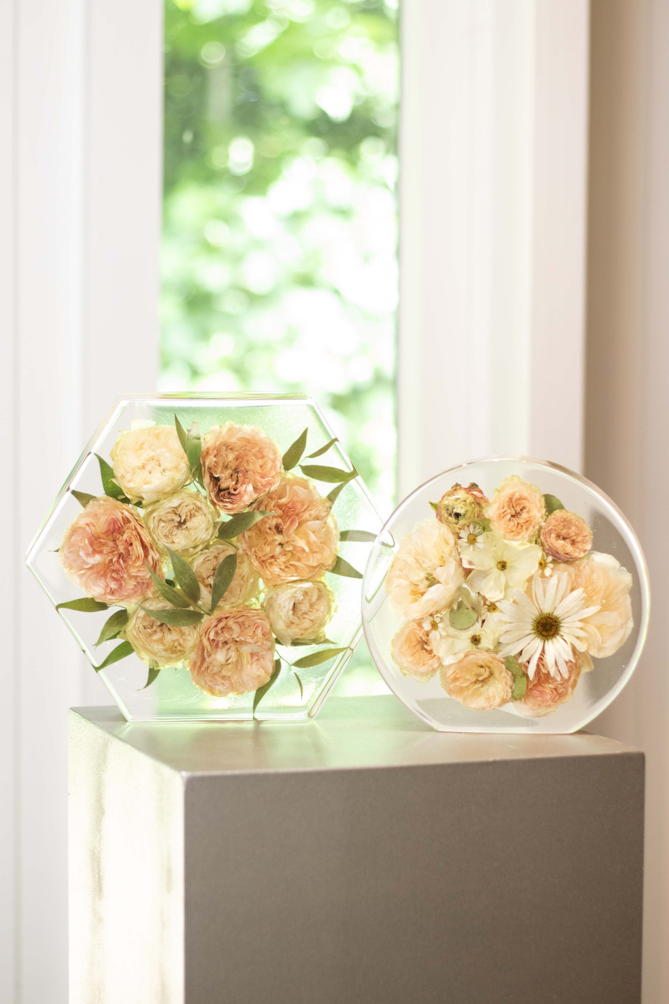 een paar vazen met bloemen erin