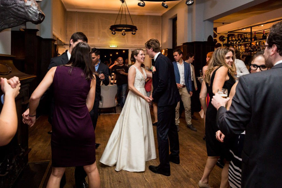 een bruid en bruidegom die dansen op hun bruiloftsreceptie