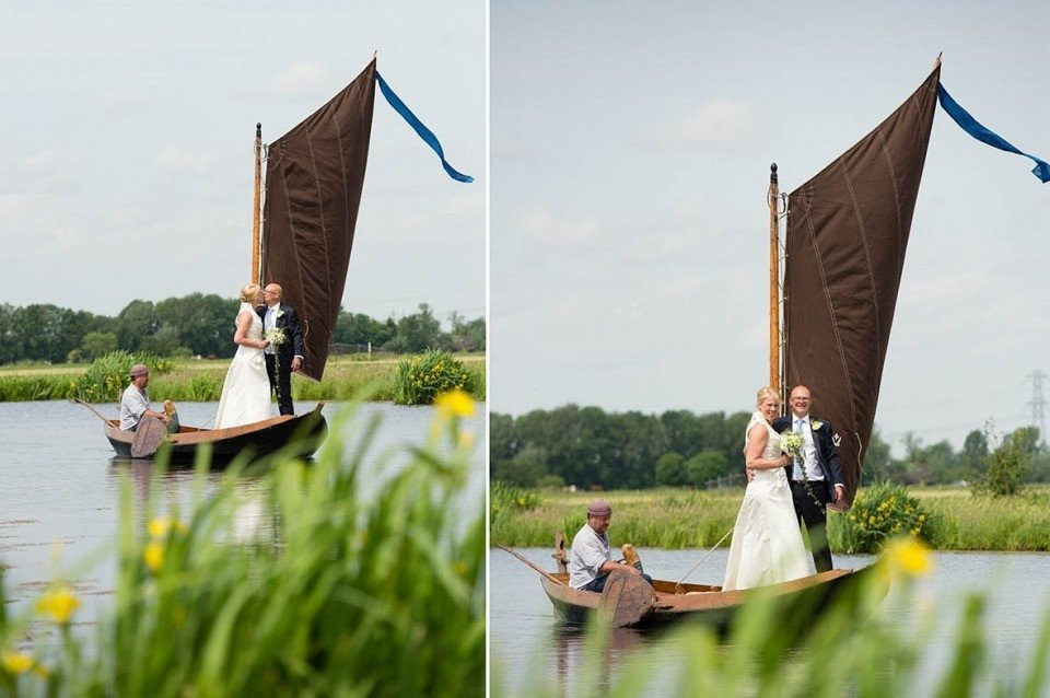 twee foto's van een bruid en bruidegom in een boot