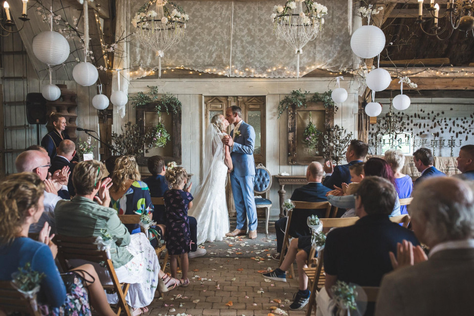 bruiloftsceremonie in een schuur