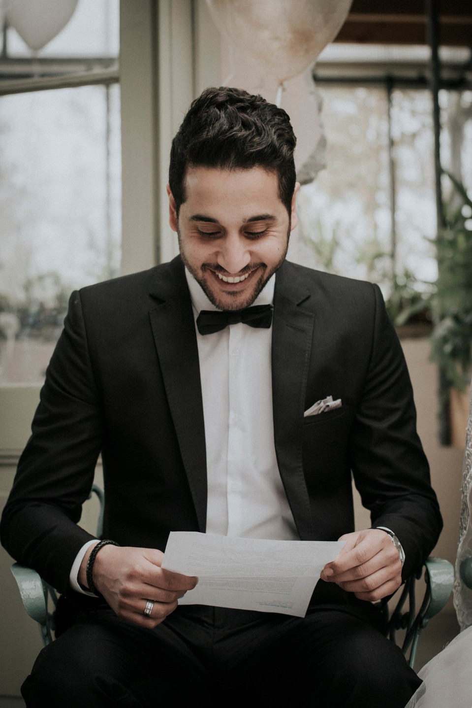 bruidegom die zijn geloften voorleest