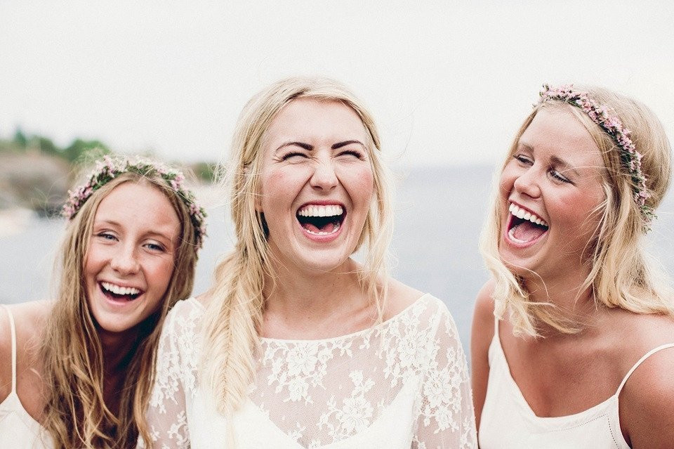 drie bruidsmeisjes die samen lachen