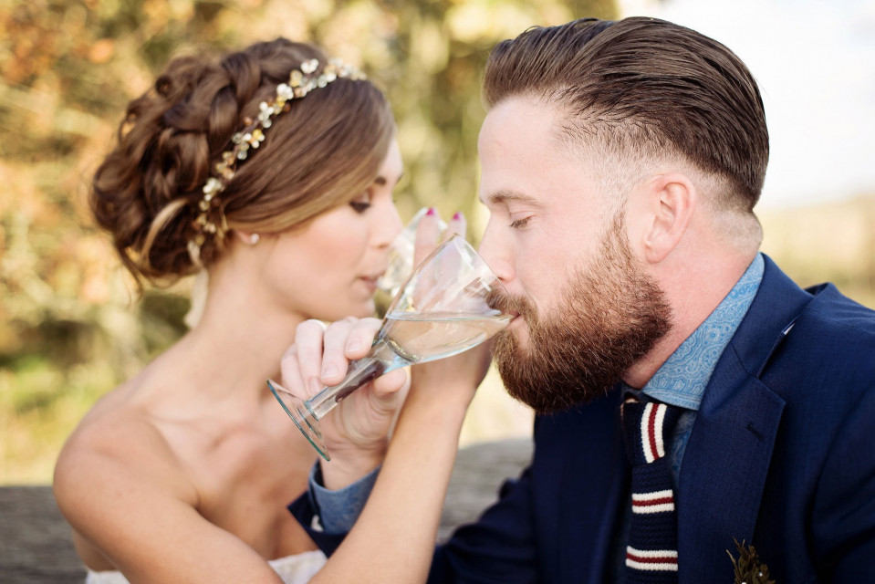 een bruid en bruidegom drinken samen wijn