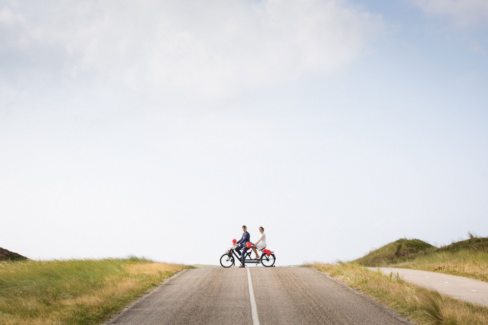 twee mensen die fietsen op een weg